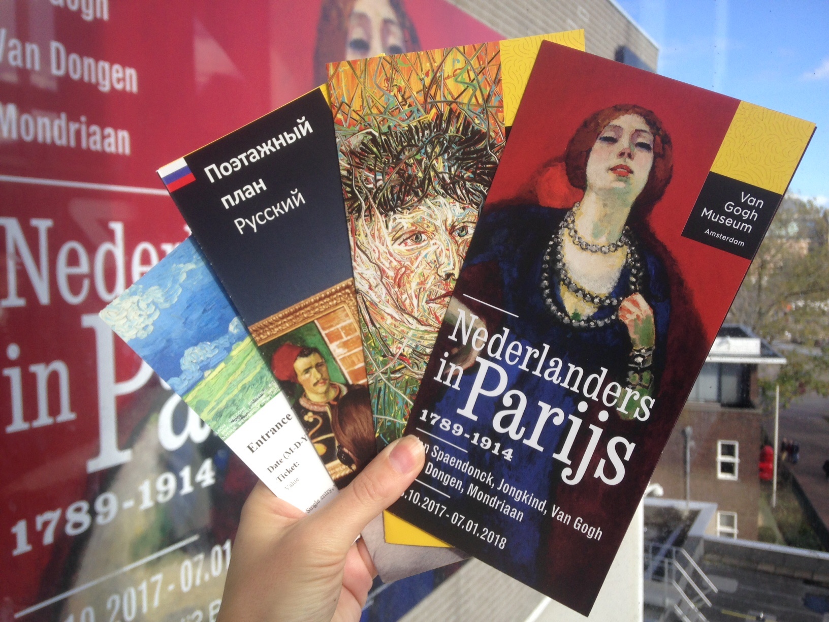 Якщо ви любите ходити в музеї з гідом, зверніть увагу на   російськомовні екскурсії   мистецтвознавця Олени Бекман - по   Rijksmuseum   і по   музею Ван Гога