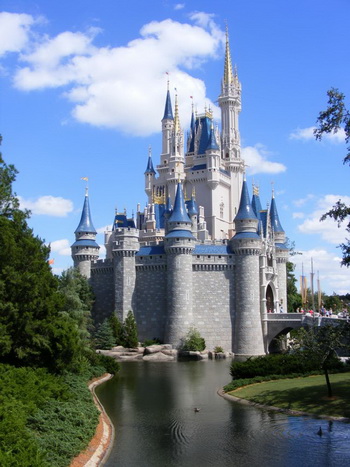 Знаменитий Cinderella Castle (Замок Попелюшки) в Чарівному королівстві в Disney World Orlando, штат Флорида