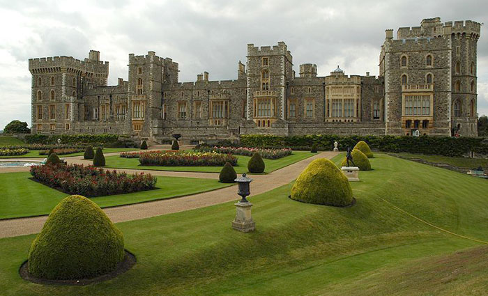 Віндзорський замок - резиденція британських монархів у місті Віндзор, графство Беркшир, Англія