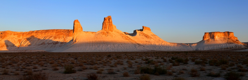 Плато Устюрт - величезне плато, площею більше 200 000 кілометрів, яке простягнулося не тільки на території Казахстану, а й Узбекистану і Туркменістану