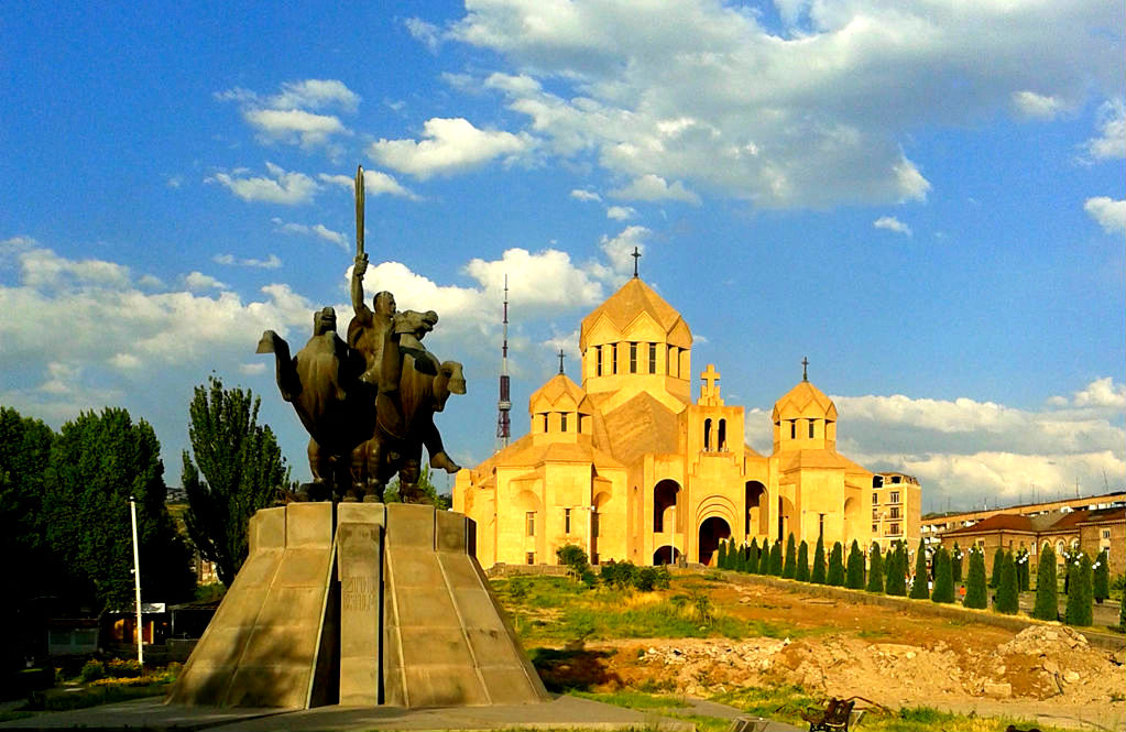 Найбільший в Вірменії кафедральний собор Святого Григорія Просвітителя, а трохи попереду і зліва монумент полководцю ( «грозі турок») Зоравану Андраніку