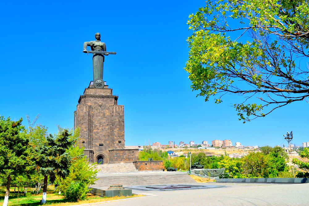 Монумент «Мати-Вірменія» в парку Перемоги