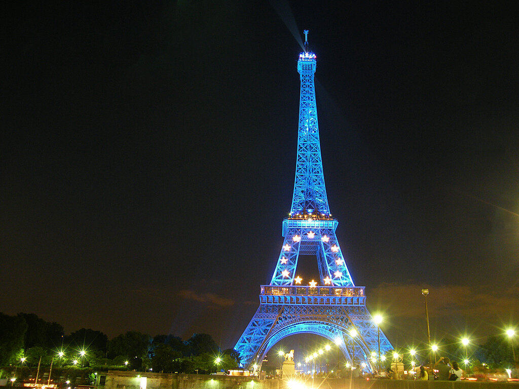 Ейфелева Вежа - це найвідоміша архітектурна пам'ятка Парижа, відома як символ Франції, споруджена на марсовому полі і названа на честь свого конструктора Гюстафа Ейфеля