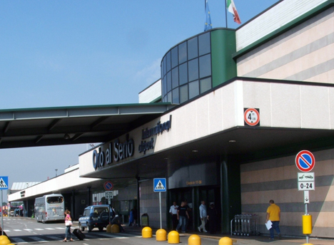 Міжнародний італійський аеропорт Оріо аль Серіо (Orio Al Serio), більш відомий як аеропорт Бергамо (Bergamo), розташований в 3 кілометрах від однойменного містечка і в 45 кілометрах від Мілана