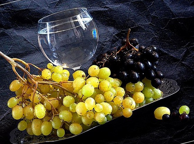Виноградний самогон - прозора рідина з ароматним присмаком, готується з передавленной винограду або чистого соку