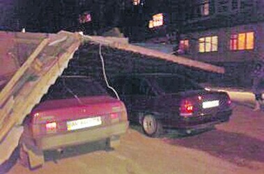 28 січня 2012, 11:00 Переглядів:   Зірваним дахом розбило авто