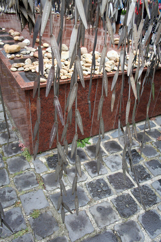 В саду, розташованому поруч з меморіальним парком пам'яті жертв Голокосту, знаходиться металева плакуча верба, створена Імре Варга (Varga Imre), і символізує Дерево життя, на листках можна прочитати імена померлих