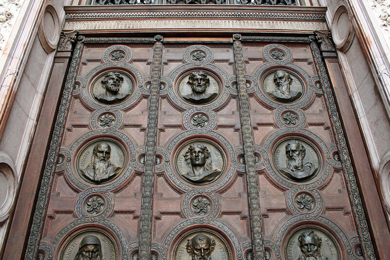 Колонні і стіни Базиліки Святого Іштвана оброблені різними породами мармуру, а його інтер'єри - мозаїкою, яку виготовляли у Венеції за проектом кращих майстрів Угорщини