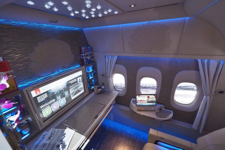 Авіакомпанія Emirates представила салон першого класу на недавно придбаних лайнерах, в якому встановлені віртуальні вікна