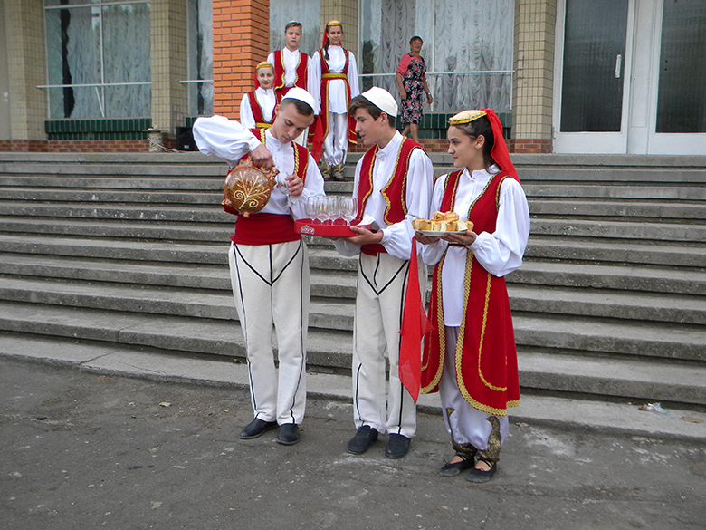 Учасники албанського фольклорного ансамблю зустрічають Готей народним танцем   І частуванням