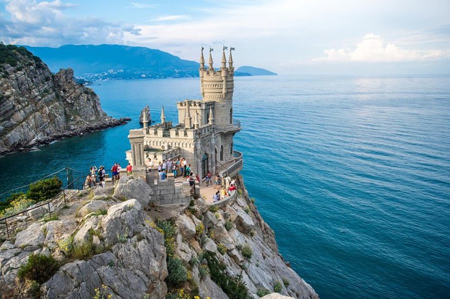 Окупанти хочуть провести «реставрацію» замку-палацу «Ластівчине гніздо» в Криму, який є пам'яткою національного значення і однією з визначних пам'яток Південного берега Криму