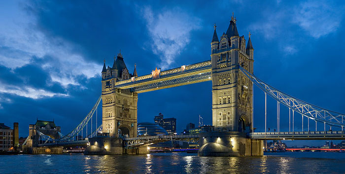 Тауерський міст - розвідний міст в центрі Лондона над річкою Темзою, недалеко від Лондонського Тауера
