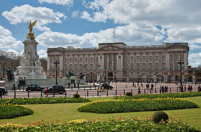 Букінгемський палац - офіційна лондонська резиденція британських монархів (в даний час - королеви Єлизавети II)