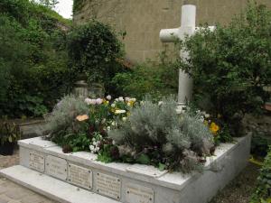 Клод Моне покоїться на кладовищі в Живерні і донині, хоча у свій час і висловлювалися пропозиції про перенесення його праху в Пантеон