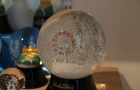 Як недорогих сувенірів купите скляні кулі зі снігом фабрики Ервіна Перзі III, які випускають з 1900 року