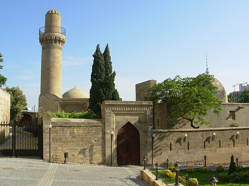 У Ичери-шехер знаходиться Музей Археології при Інституті Історії та Етнографії НАН Азербайджану, поруч розташовується килимовий цех, який має виставковий зал, де часто проходять виставки азербайджанських килимів