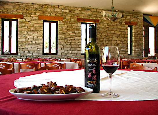 Прекраcний спосіб перейнятися атмосферою Кіпру і познайомитися з винами острова - це відвідати місцеву виноробню, де можна продегустувати і затаритися кіпрськими винами