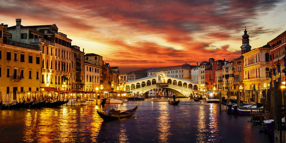 Все літо у Венеції проходять регати гондольєрів - це видовище варте того, щоб подивитися