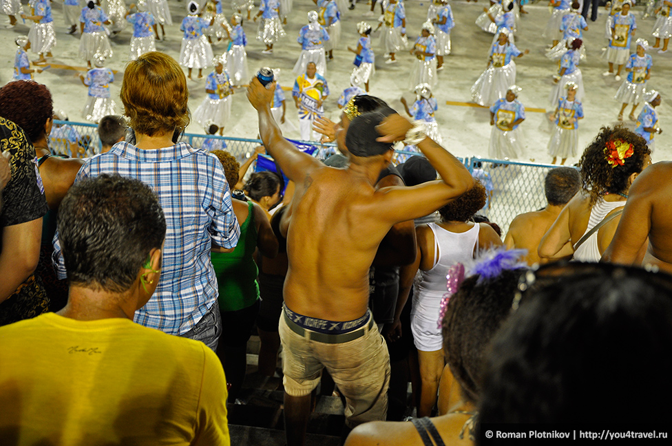 Далеко не всім по кишені дорогі квитки, тому справжні каріоки (так називають себе жителі Ріо) саме так дивляться виступи своїх улюблених шкіл