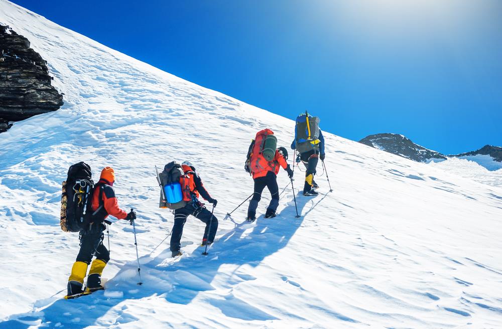 Після першого вдалого сходження Еверест підкорювали не одну сотню разів