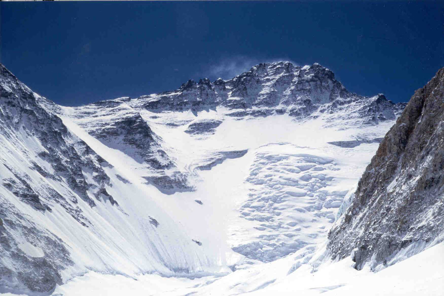 З дня першого завоювання Джомолунгми і до нашого часу на його схилах розлучилися з життям більше двох сотень альпіністів, гинули як окремі групи і їх члени, так і цілі експедиції