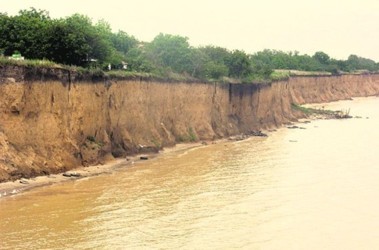 30 мая 2012, 7:58 Переглядів:   Щоб зупинити подальше обвалення берегової лінії в селі Обрив, потрібні дамби і габіони