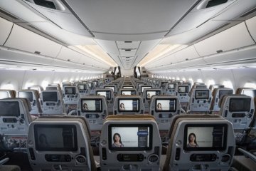 Кожен пасажир може скористатися індивідуальним монітором під час польоту, а також розважитися за допомогою спеціальних програм