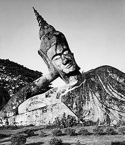У 25 кілометрах від Вьентьяна розташований музей буддійської скульптури Ват Сиенг-Кхуан (на Заході більш відомий як Buddha Park), створений в 1958 році за проектом буддійського ченця і талановитого скульптора Бунлиа Сулілата