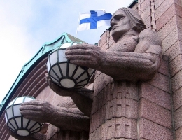 Чотири грізних атланта тримають кулі-світильники своїми м'язистими руками - настільки ж традиційна картина з туристичною листівки з Гельсінкі, як вид на Кафедральний собор або пам'ятник Сибелиусу