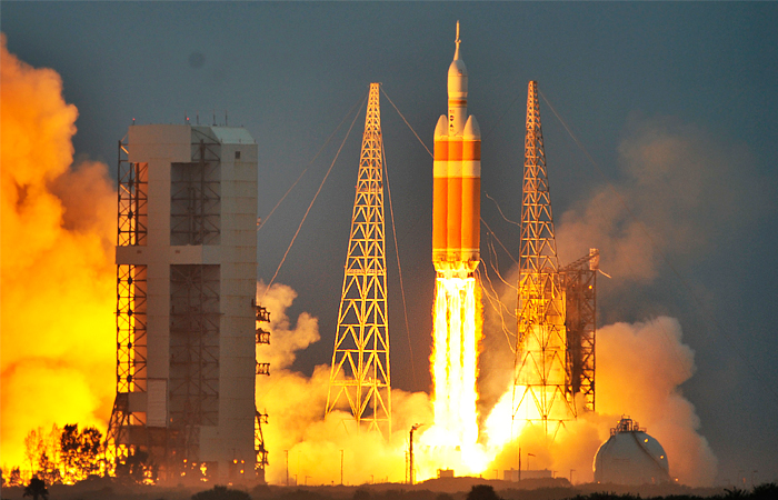 Оріон - перший за 40 років американський пілотований космічний апарат, який покине межі земної орбіти, - в майбутньому повинен доставити людей на Марс   Запуск ракети-носія Дельта-4 з космодрому на мисі Канаверал   Фото: Reuters   Москва