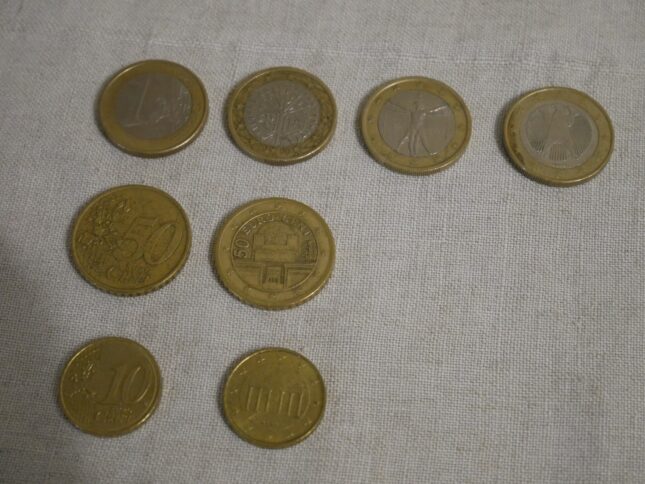 Так виглядають євро, які є єдиною валютою Чорногорії