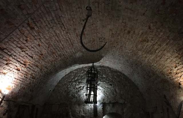 У Мукачівському замку, що на Закарпатті, незабаром відкриють для туристів нову атракцію, в якій зберуть різноманітні знаряддя тортур