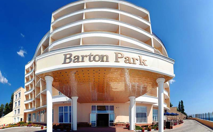 Один з них готель «Barton Park», розташований в східній частині Алушти на самому березі Чорного моря, поруч з міським парком і центральної набережної, в 70 км від аеропорту і 55 км від залізничного вокзалу