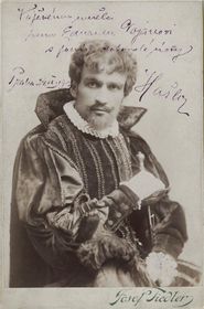 Карел Гашлер, 1904, фото: Josef Fiedler, відкрите джерело   Легендарний шансоньє з'явився на світ 31 жовтня 1879 року в пролетарської сім'ї з празького району злих, його батьки працювали на скляної фабриці
