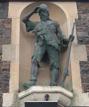 Шотландський моряк, народився в 1676 році в селі Нижня Ларго, нині Лундін Лінкс