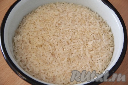 Додати розпарений рис в сковороду до м'яса і ретельно перемішати