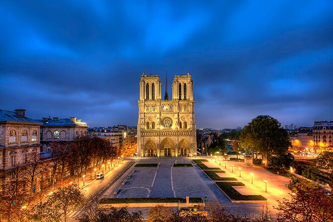Вийти через Сад Тюїльрі до Піраміді Лувру, оточеній трьома музейними павільйонами і після попрямує до Собору Паризької Богоматері - Нотр-Даму-де-Парі (Notre Dame de Paris)
