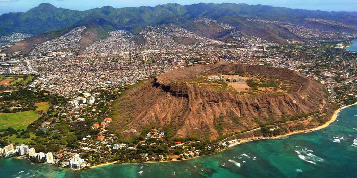 Вулкан Алмазна Голова на Гаваях (США)   На нашій планеті знаходиться багато вимерлих вулканів, які заворожують людей своєю величчю і колишньої потужністю, змушуючи їх відчувати себе маленькими нікчемними створіннями на тлі величезних масштабів