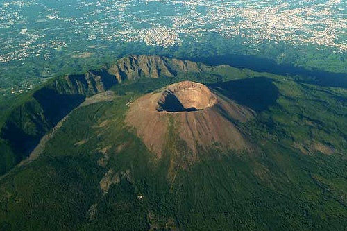 Навіть якби вулкан Везувій не виявляв ніякої активності, заснувши навіки, історій, легенд і традицій, пов'язаних з його ім'ям, вже вистачило б з лишком на цілу гірську систему